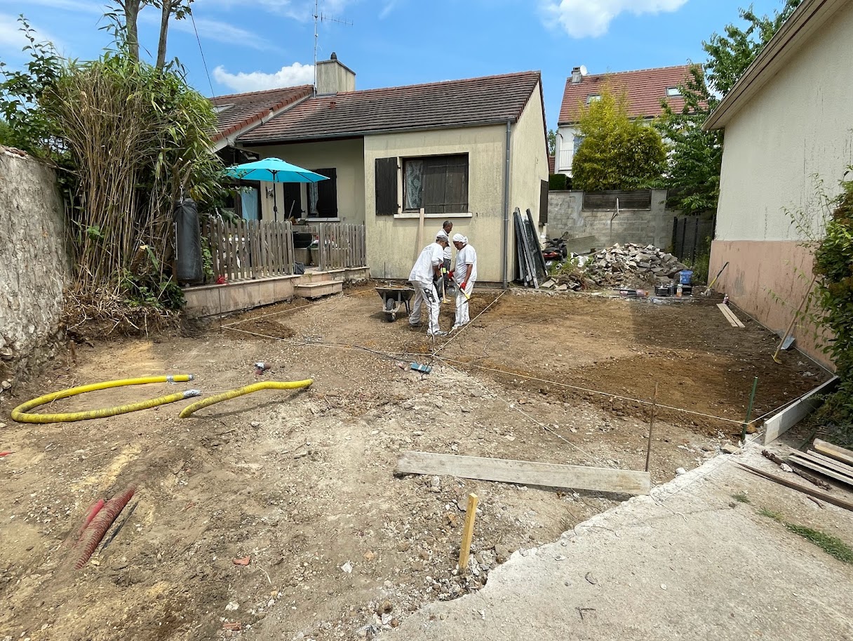 Vue du chantier Coulage d'une dalle en béton -chantier Nathalie - Premier plan des travaux réalisés