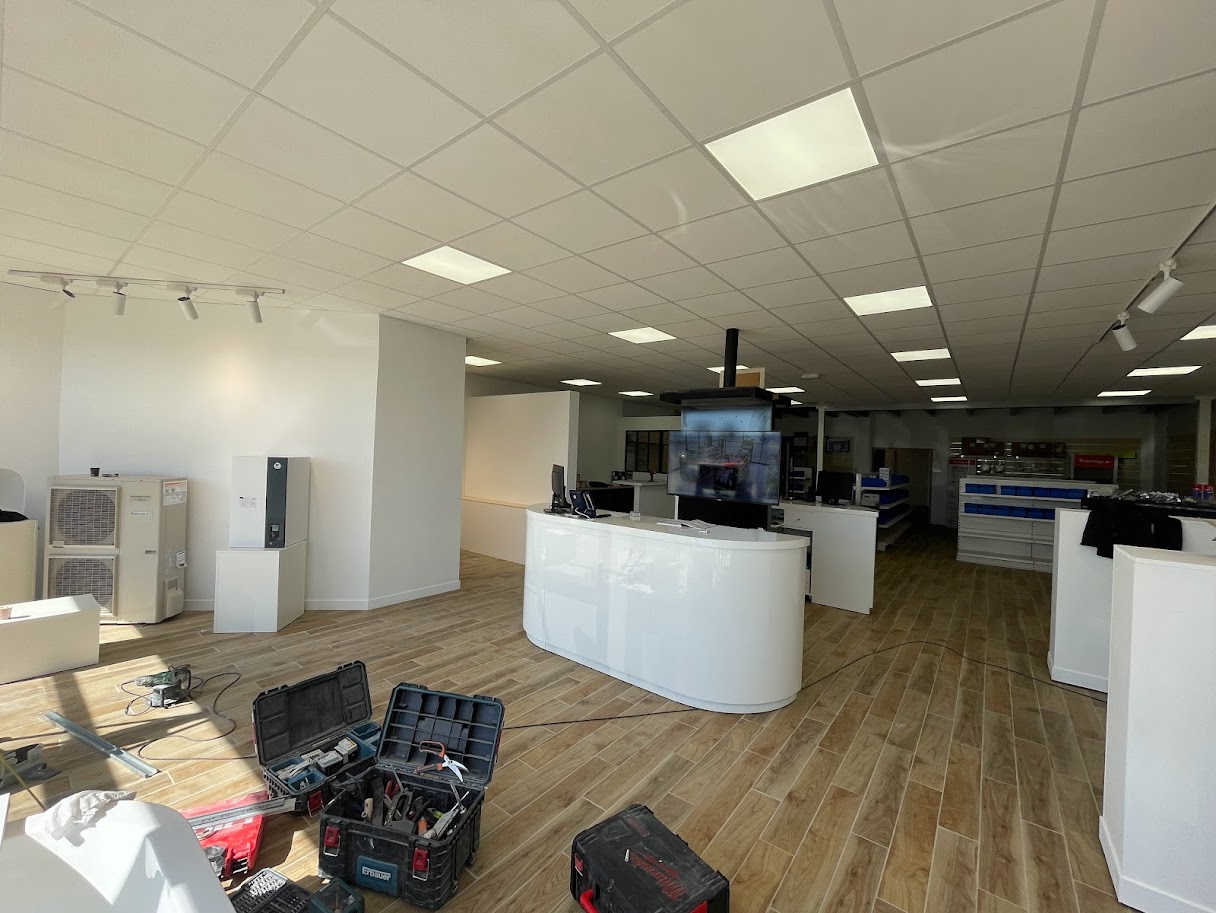 Vue du chantier Aménagement d'un magasin Yess Plomberie à Coignières - Premier plan des travaux réalisés